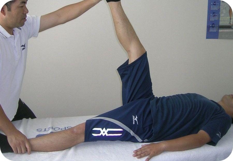 股関節のストレッチとトラクションを行うコンディショニングの様子